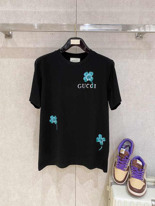 Gucci 古驰独家专供新款原单男士休闲短袖 高端定制 高版本 时尚百搭爆款进口面料 手感超柔软细腻 穿着亲肤舒适 高端精品 代工厂P精细做工 上身非常赞 男士