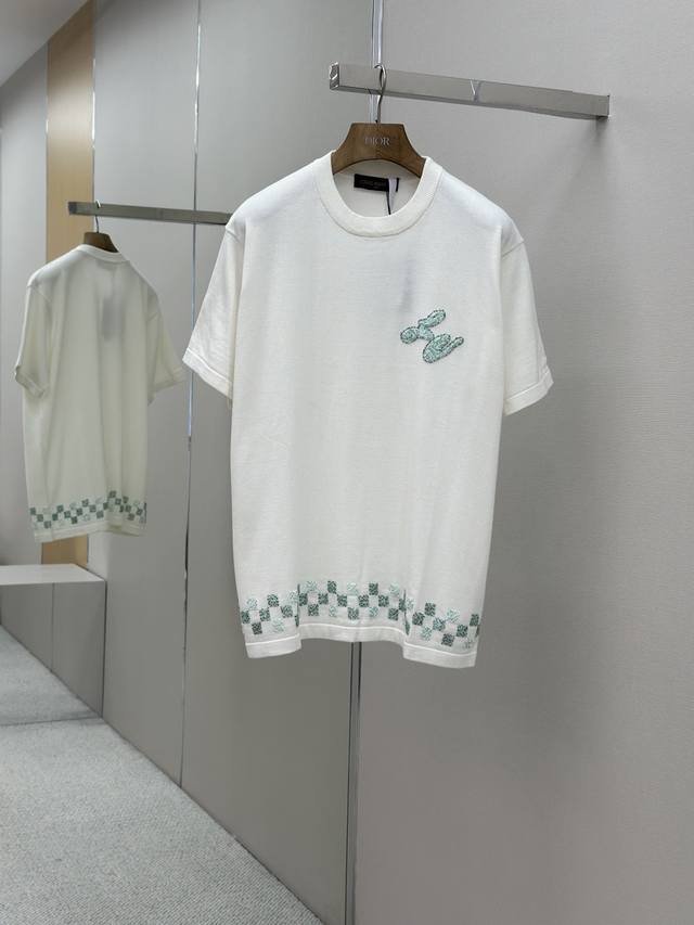 Louis Vuitton 路易威登串珠针织短袖T恤 采用定制棉质面料匠心制作，质感卓越，手感舒适柔软，亲肤透气，一穿上就能感受到满满的舒适感，胸前饰以串珠设计