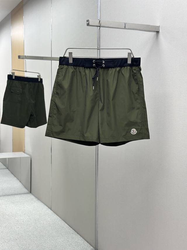 Moncler 徽标抽绳沙滩短裤 工艺说明：面料采用精选优质聚酯纤维，面料不仅柔软亲肤，穿在身上就像被云朵轻轻包裹，而且透气性绝佳，夏天穿完全不会觉得闷热，整体