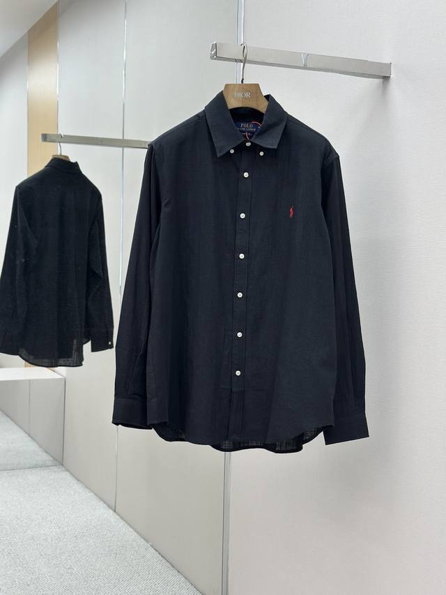 Ralph Lauren 刺绣亚麻衬衫 甄选上乘亚麻材质 自带天然的质感与呼吸感 紧致而爽滑 舒适贴肤 以一抹澄澈的浅蓝惊艳亮相 标志性小马刺绣 如同跃动在淡雅