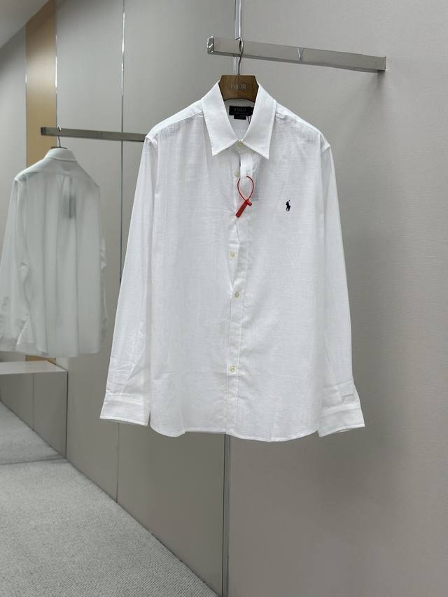 Ralph Lauren 刺绣亚麻衬衫 甄选上乘亚麻材质 自带天然的质感与呼吸感 紧致而爽滑 舒适贴肤 以一抹澄澈的浅蓝惊艳亮相 标志性小马刺绣 如同跃动在淡雅