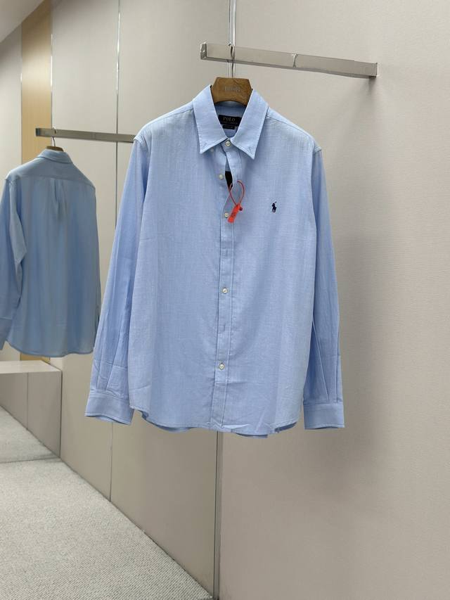 Ralph Lauren 刺绣亚麻衬衫 甄选上乘亚麻材质 自带天然的质感与呼吸感 紧致而爽滑 舒适贴肤 以一抹澄澈的浅蓝惊艳亮相 标志性小马刺绣 如同跃动在淡雅