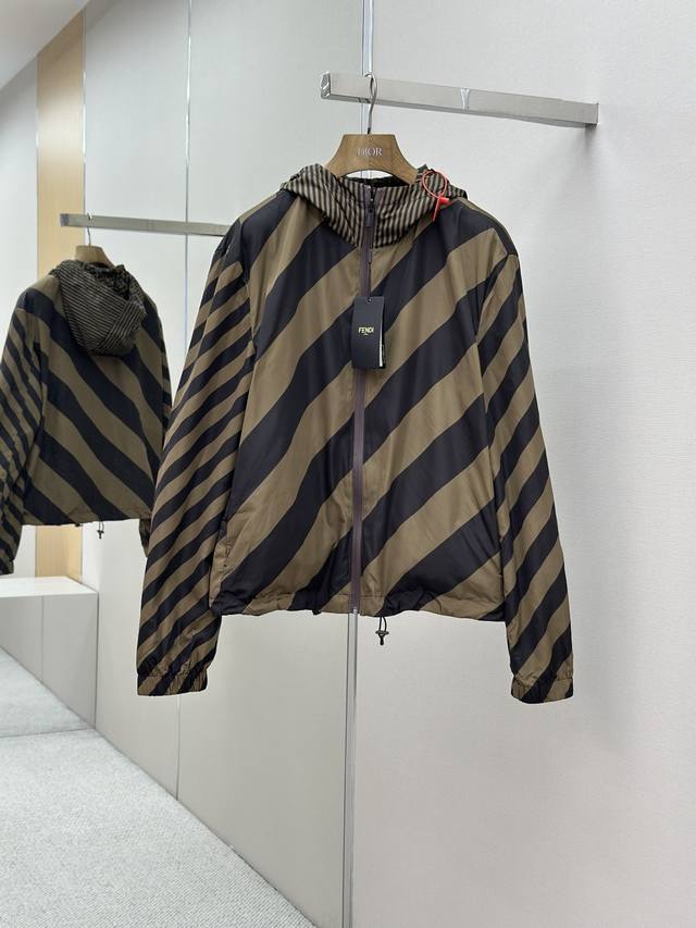 Fendi 经典双面穿连帽夹克 定制密织奢纹锦纶锦 质感十足 舒适贴肤 以深邃棕色为底色 别具一格的双面设计 一面饰以全幅Ff图案铺陈 如同品牌基因的密码书写