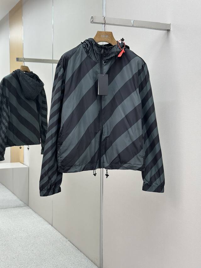 Fendi 经典双面穿连帽夹克 定制密织奢纹锦纶锦 质感十足 舒适贴肤 以深邃棕色为底色 别具一格的双面设计 一面饰以全幅Ff图案铺陈 如同品牌基因的密码书写
