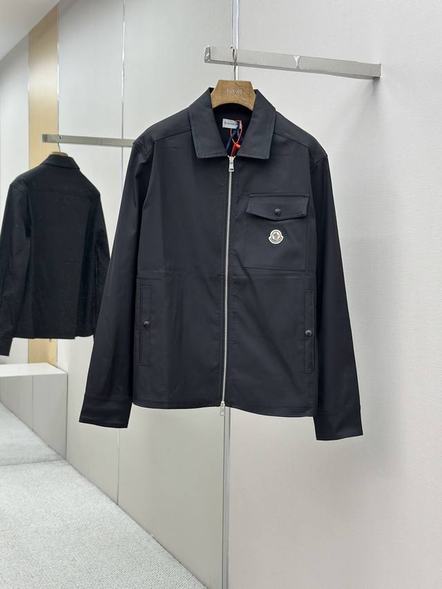 Moncler 标识拉链衬衫式夹克 定制臻品棉质隐纹华达呢 质感十足 舒适贴肤 邂逅棕调 散发着内敛的温柔 标志性Moncler标识绣标点缀其上 增添品牌辨识度