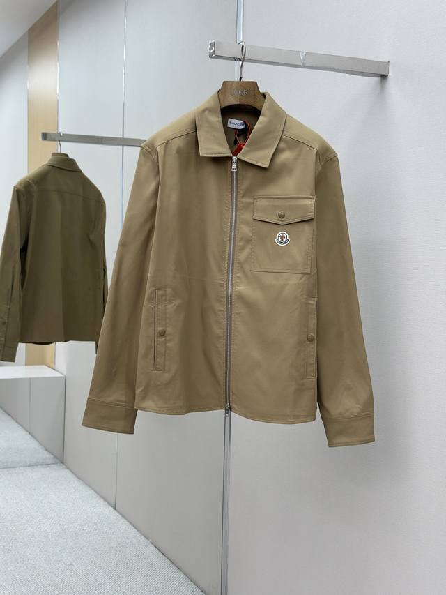Moncler 标识拉链衬衫式夹克 定制臻品棉质隐纹华达呢 质感十足 舒适贴肤 邂逅棕调 散发着内敛的温柔 标志性Moncler标识绣标点缀其上 增添品牌辨识度