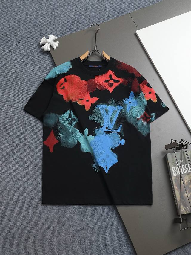 Louis Vuitton 路易威登 1V 微宽版型Xs S M L 25Ss 1V 新品专柜走秀款 满印渐变喷墨大Logo短袖T恤，男女同款！短袖不在千篇一律