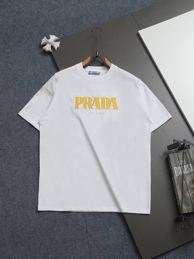 R-9502 普拉达Prada 25新款圆领短袖T恤，定织高克重纯棉面料300克左右，洗水定型处理，不变形不缩水，胸口字母刺绣+贴布工艺，做工细致，男女同款宽松