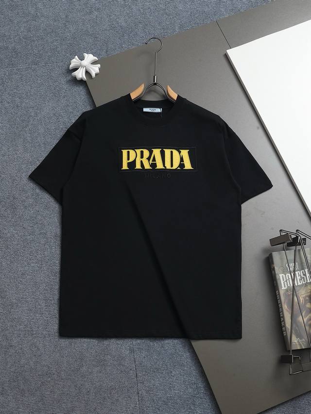 R-9502 普拉达Prada 25新款圆领短袖T恤，定织高克重纯棉面料300克左右，洗水定型处理，不变形不缩水，胸口字母刺绣+贴布工艺，做工细致，男女同款宽松