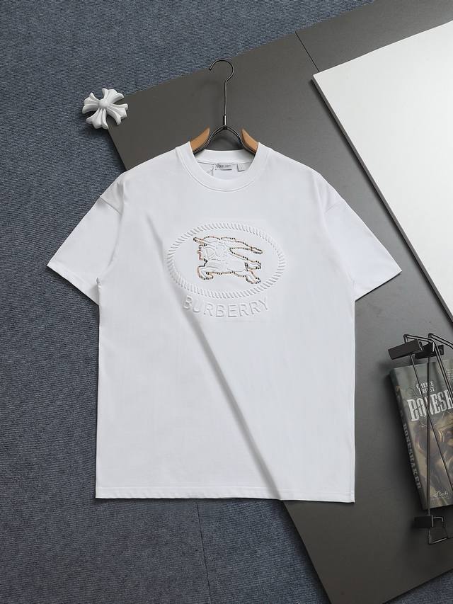 Burberry Bbr 巴宝莉 微宽版型Xs-L 新款独家限定 25年最新最顶级 最新工艺凹凸战马Logo精美重工艺 280克洗水面料T恤作为奢侈界的龙头，B