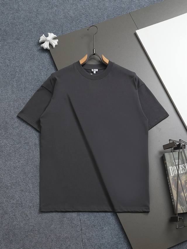 Loewe 罗意威 微宽版型Xs S M L 25Ss最新最顶级 经典Logo烧花裁剪圆领短袖，最顶级的品质专柜原单短袖，顶级制作工艺进口面料，专柜款独特设计，