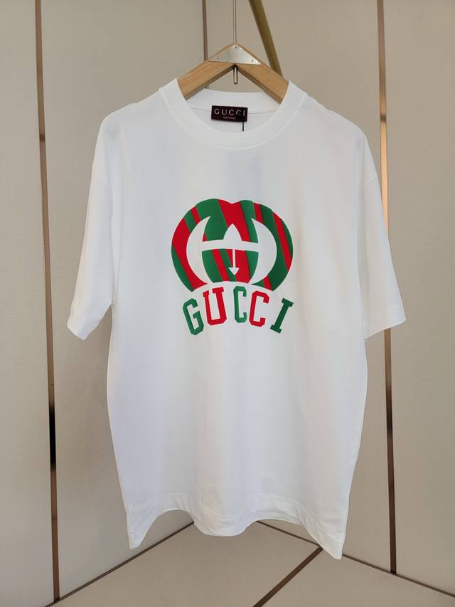 Gucci新款双G 发泡立体字母T恤。红绿搭配具有很强的视觉冲击力 即时尚又充满活力 肩部通肩压条 280克纯棉面料舒适透气 黑白双色 男女同款 码数S-Xxl