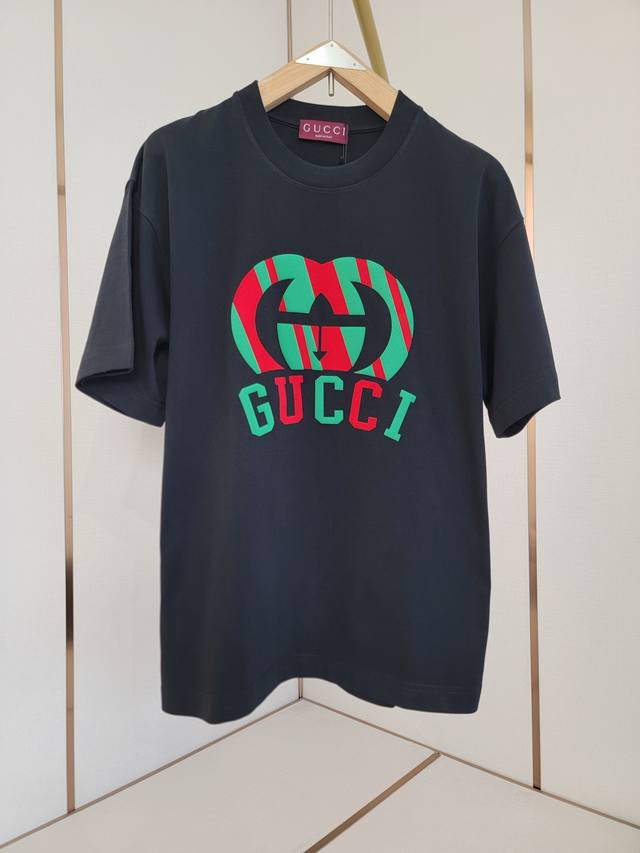 Gucci新款双G 发泡立体字母T恤。红绿搭配具有很强的视觉冲击力 即时尚又充满活力 肩部通肩压条 280克纯棉面料舒适透气 黑白双色 男女同款 码数S-Xxl