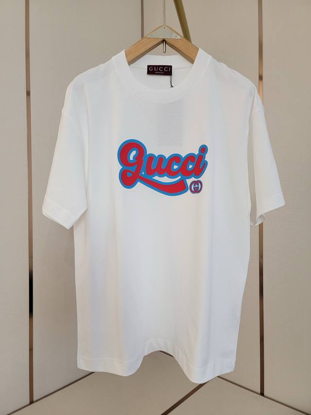 Gucci新款硅胶字母T恤 红蓝配色 字体风格具有手写感和艺术感 标志性双G进一步强化了品牌特征 肩部通肩压条 280克纯棉面料舒适透气 黑白双色 男女同款 码