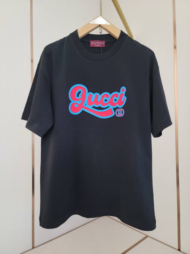 Gucci新款硅胶字母T恤 红蓝配色 字体风格具有手写感和艺术感 标志性双G进一步强化了品牌特征 肩部通肩压条 280克纯棉面料舒适透气 黑白双色 男女同款 码