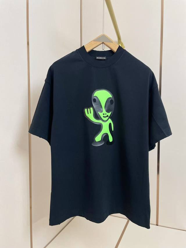 巴黎世家新款外星人荧光Tee 这款T恤的设计灵感仿佛来自遥远的太空 荧光浆料印花在黑暗中也能闪闪发光 就像是外星人留下的神秘符号 320克纯棉面料 重磅洗水做旧