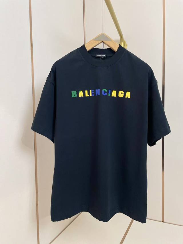 巴黎世家新款 立体五彩字母T恤 硅胶字母立体有型 320克纯棉面料 重磅洗水做旧 破坏磨破处理 廓形落肩 小领口 Oversize版型 白色 黑色 男女同款 码