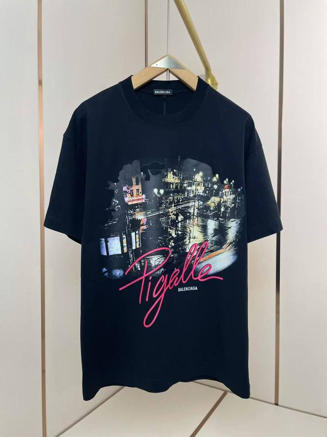 巴黎世家夜景限定T恤 红色签名Pigalle这一带过去其实是当地艺术家欢聚一堂的地方 在保持神秘的同时 现在已经成为举世闻名的夜生活中心 肩部通肩压条 280克