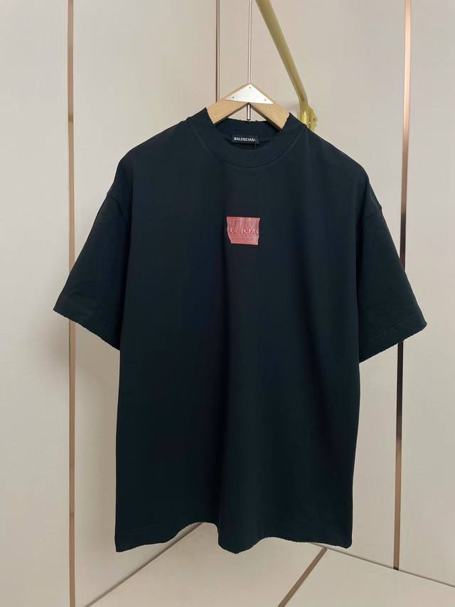 巴黎世家2025 新款硅胶贴纸T恤 贴纸图案贴画硅胶 简单的设计 不同工艺的结合 320克纯棉面料 重磅洗水做旧 破坏磨破处理 廓形落肩 小领口 Oversiz