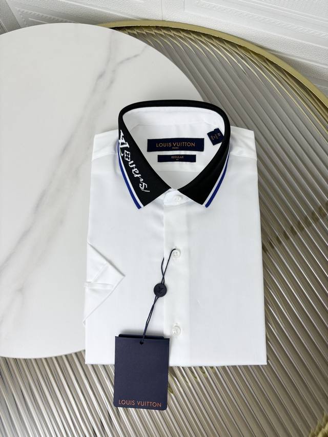 Lv 男士商务休闲棉短袖衬衫，贸易公司渠道货，官方新品，经典常青王牌产物！ 极符合家族美学基调的一款衬衫，造型设计完美沿袭了家族的精髓，客供进口的顶尖面料，选用