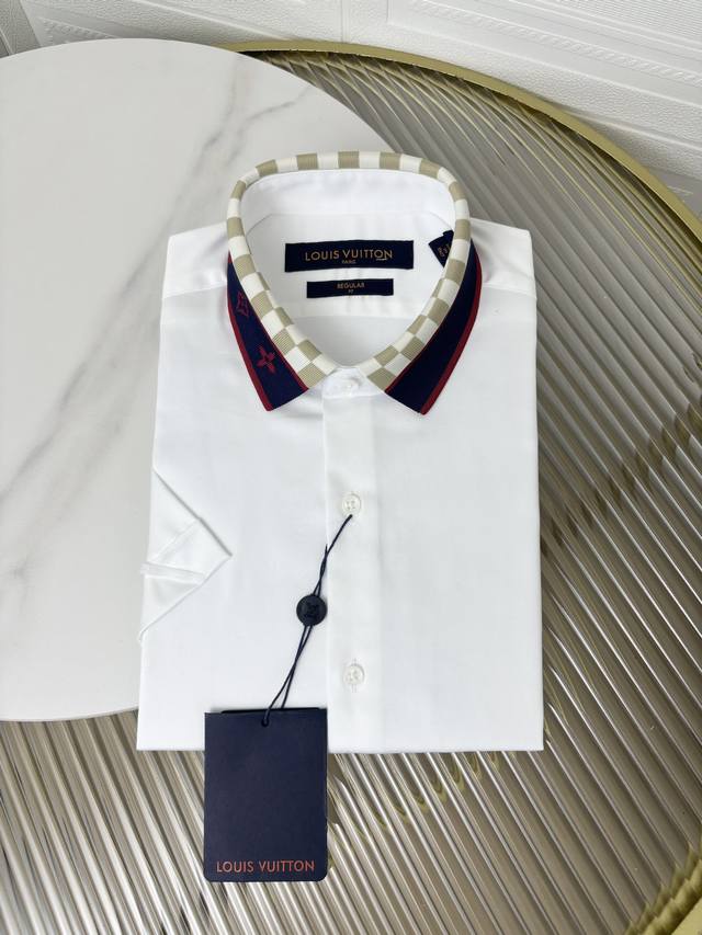 Lv 男士商务休闲棉短袖衬衫，贸易公司渠道货，官方新品，经典常青王牌产物！ 极符合家族美学基调的一款衬衫，造型设计完美沿袭了家族的精髓，客供进口的顶尖面料，选用
