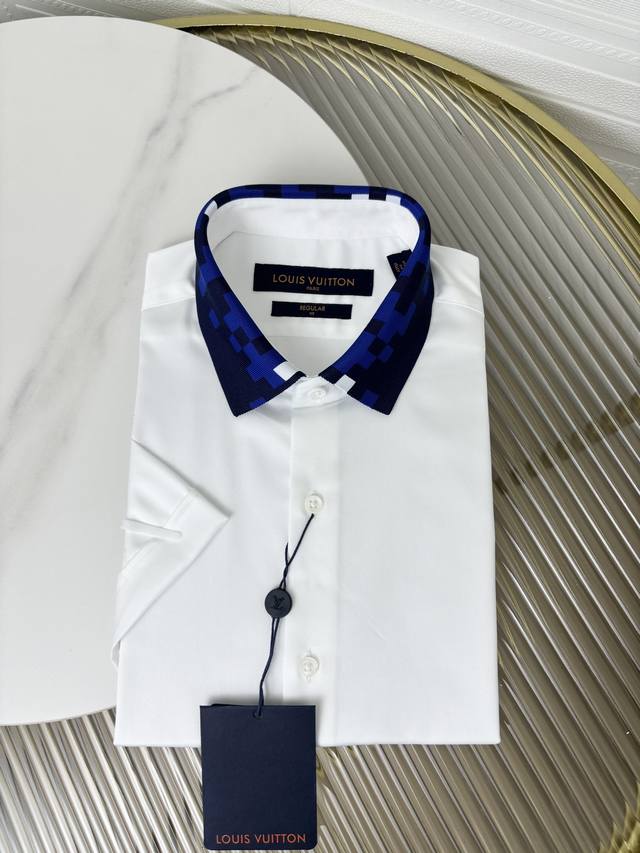 Lv 男士商务休闲棉短袖衬衫，贸易公司渠道货，官方新品，经典常青王牌产物！ 极符合家族美学基调的一款衬衫，造型设计完美沿袭了家族的精髓，客供进口的顶尖面料，选用
