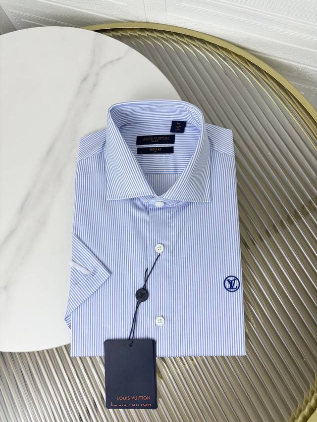 Lv 男士商务休闲棉短袖衬衫，贸易公司渠道货，官方新品，经典常青王牌产物！ 极符合家族美学基调的一款衬衫，造型设计完美沿袭了家族的精髓，客供进口的顶尖面料，选用