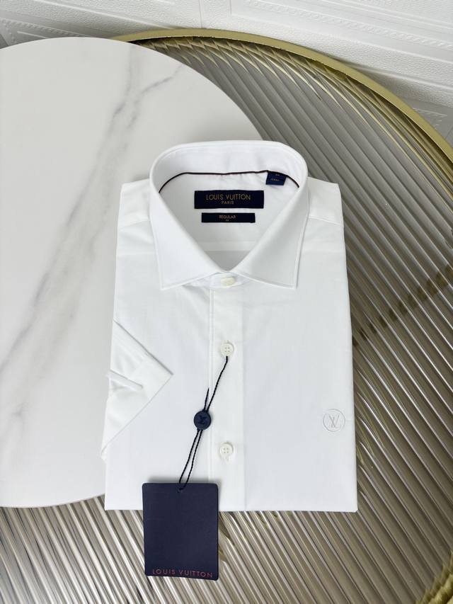 Lv 男士商务休闲棉短袖衬衫，贸易公司渠道货，官方新品，经典常青王牌产物！ 极符合家族美学基调的一款衬衫，造型设计完美沿袭了家族的精髓，客供进口的顶尖面料，选用