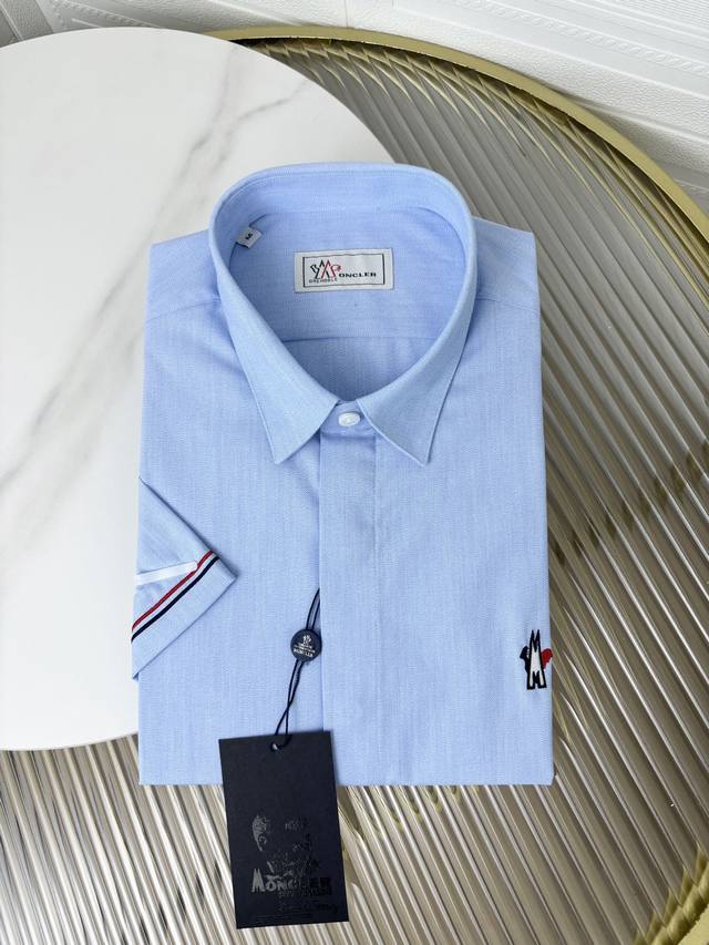 Mon 男士商务休闲棉短袖衬衫，贸易公司渠道货，官方新品，经典常青王牌产物！ 极符合家族美学基调的一款衬衫，造型设计完美沿袭了家族的精髓，客供进口的顶尖面料，选