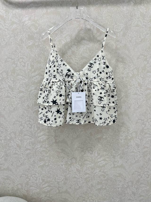 Chan*L 25新款小香吊带背心！小香中古Vintage系五角星双C印花中古纯欲吊带背心 无论是日常通勤还是约会出游，这款吊带背心都能让你成为焦点。让你夏日里