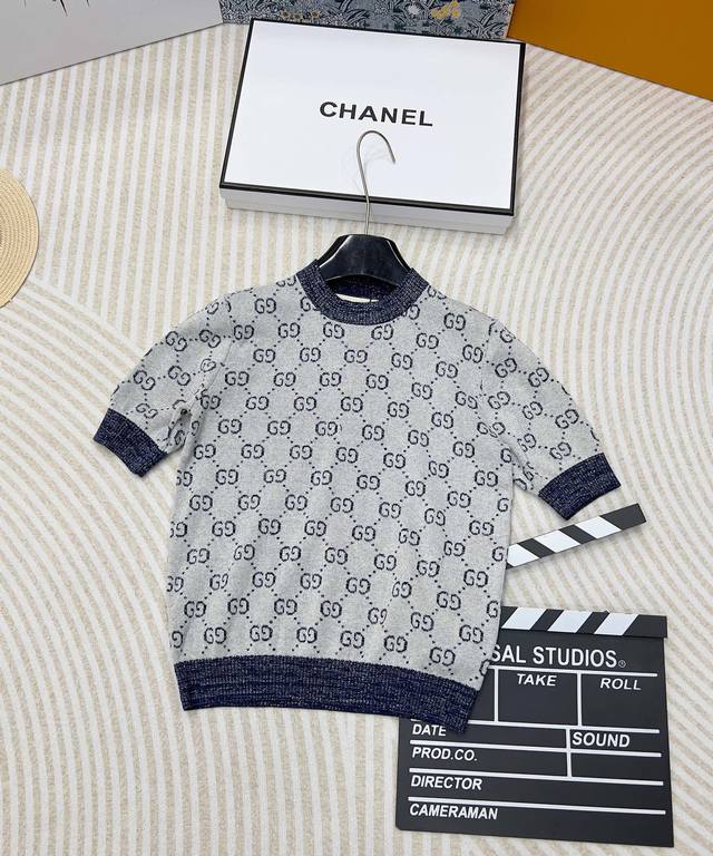 Gucci 金丝双G圆领针织短袖，德国一体挂机工艺、独家采用进口意大利金丝，柔软亲肤。给你奢侈品真正的穿着质感这款开衫选用金银丝线Gg提花图案呼应美学设计！经典