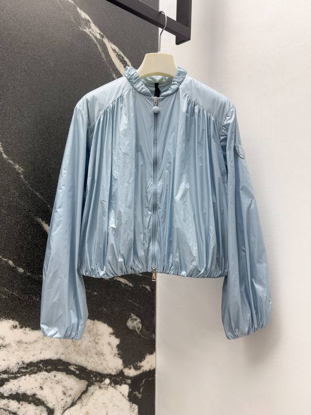 Mc 25Ss 春夏新品记忆丝尼龙拉链夹克防晒外套 经典立领褶皱宽松版型不挑人上身巨显瘦 可甜可盐休闲帅气运动风 原版定制Logo五金配件 轻薄质感夏日外搭都很