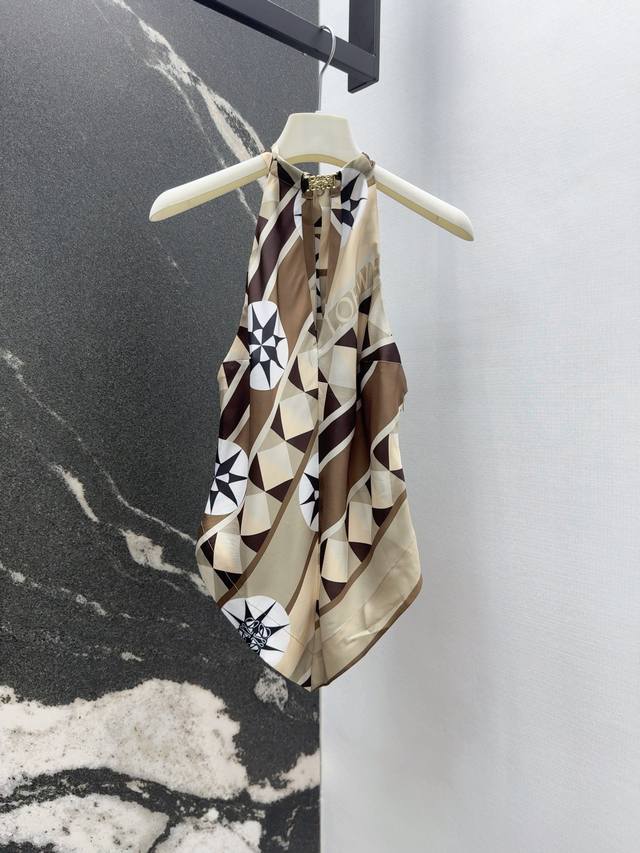 Loe 25Ss 春夏新品度假风丝巾印花挂脖小上衣 定制金色Logo徽标扣饰 全定位复古棕色丝巾图案印花满满的高级感 定制面料亲肤丝滑舒适度超绝 清爽削肩挂脖版