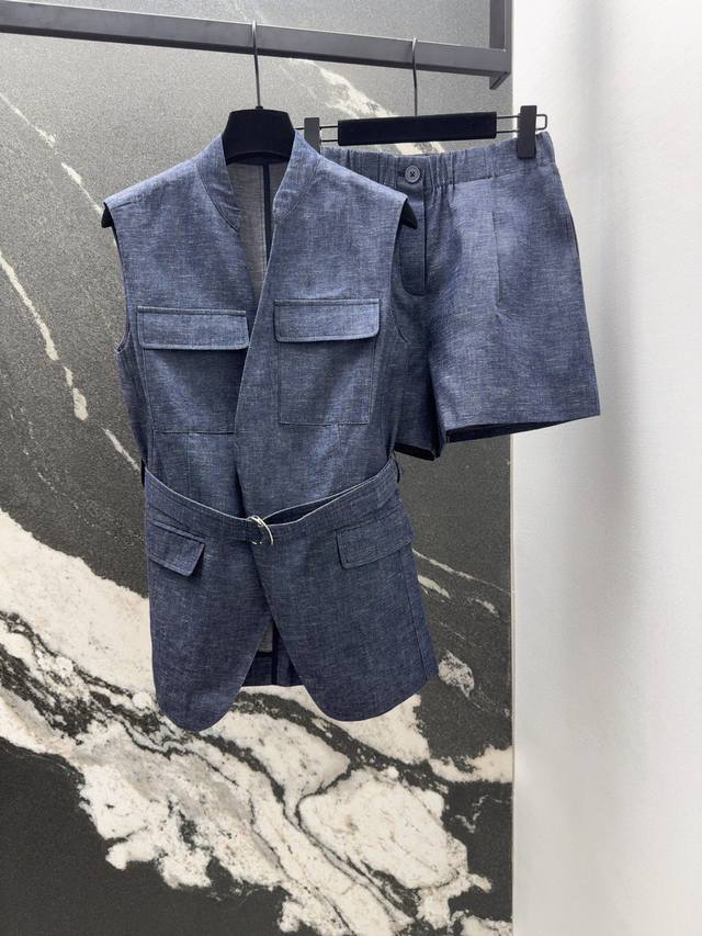 Bc 25Ss 春夏新品老钱风穿搭极简亚麻棉牛仔色马甲套装 系带无扣V立领马甲+松紧腰小短裤 版型完全不挑人谁穿谁好看哦 牛仔效果的亚麻混棉质感绝绝子 百搭藏蓝