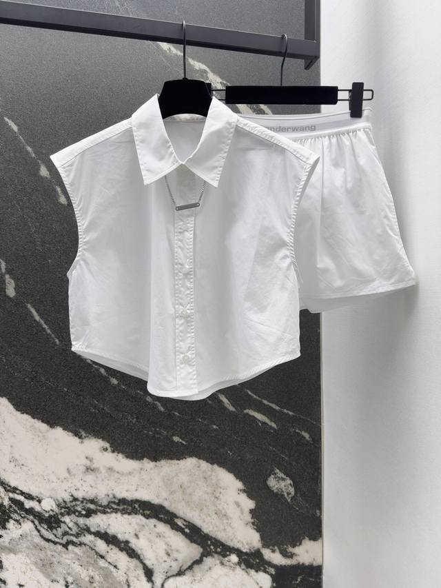 Aw 25Ss 春夏新品拼接织带翻领无袖衬衫搭配织带短裤套装 纯棉材质舒适亲肤 短款版型剪裁设计上身很显时髦感 可盐可甜减龄休闲风 简约的设计风格展现你的品味与