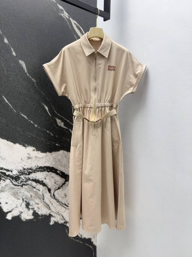 Miu 25Ss 春夏新品卡其色棉质翻领拉链收腰短袖连衣裙 翻领衬衫裙型裁剪超级百搭 胸口饰棕色皮革Logo徽标刺绣工艺高级又精致 腰身弹力松紧打揽束腰拼接超大