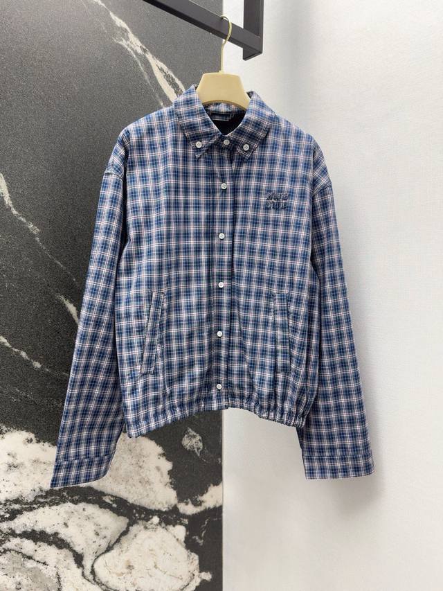 Miu 25Ss 春夏新品复古文艺风格纹系列经典字母微标贴布绣格纹短款半裙 进口定织面料休闲而精致的设计风格 廓形与Polo格纹演绎轻松自在气质高级感 超好看的