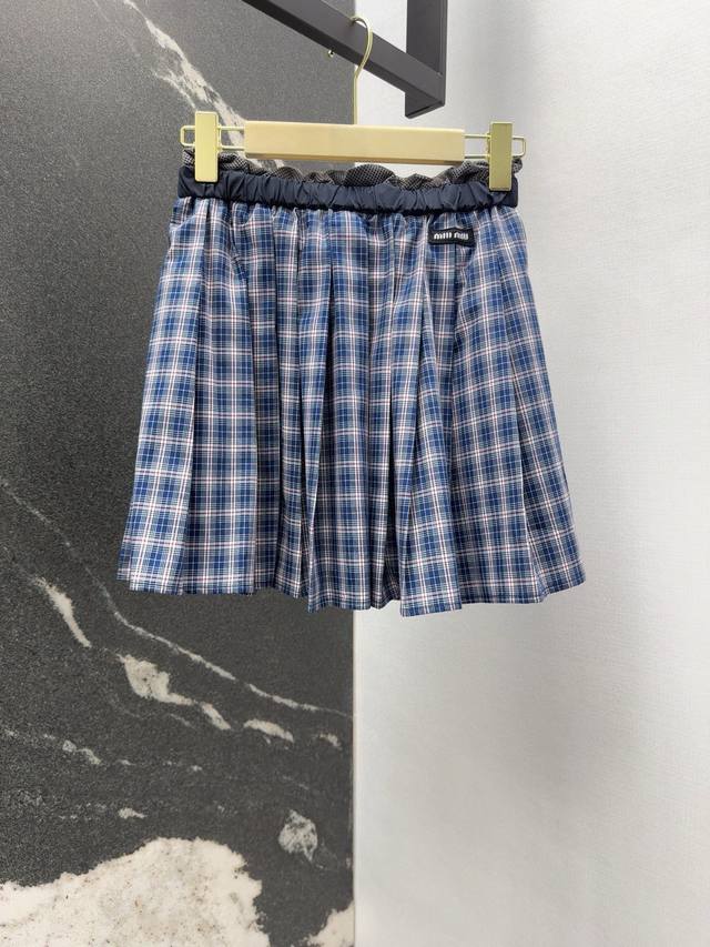 Miu 25Ss 春夏新品复古文艺风格纹系列经典字母微标贴布绣格纹中长款半裙 进口定织面料休闲而精致的设计风格 廓形与Polo格纹演绎轻松自在气质高级感 超好看