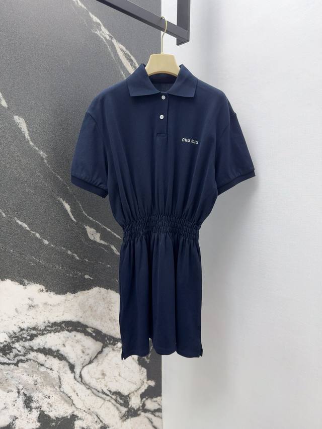 Miu 25Ss 春夏新品学院风胸前刺绣字母翻领连衣裙 松紧腰头设计版型完全不挑人 定制亲肤珠地棉质面料手感很舒适 减龄Polo领少女风可盐可甜 胸口饰以经典L