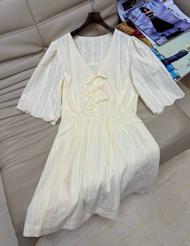 25年夏季新款减龄蝴蝶结系带V领刺绣收腰海边度假连衣裙 单色 Sml