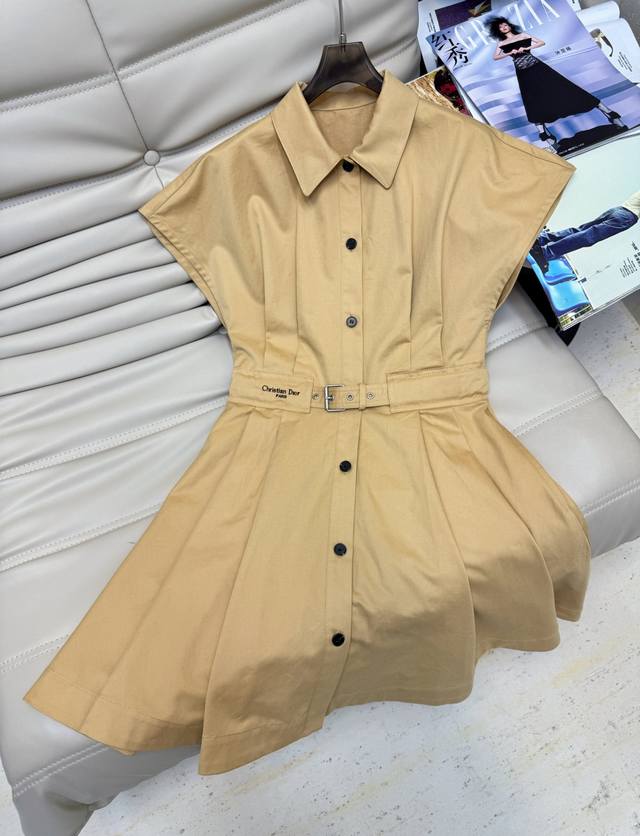 独家首发原单品质Dio*工装风卡其色连衣裙！经典小翻领理.上身又酷又帅又优雅，腰间刺绣恰到好处，关键收腰设计还很显瘦，迪奥春夏你最不能错过的单品1，身显瘦又高挑