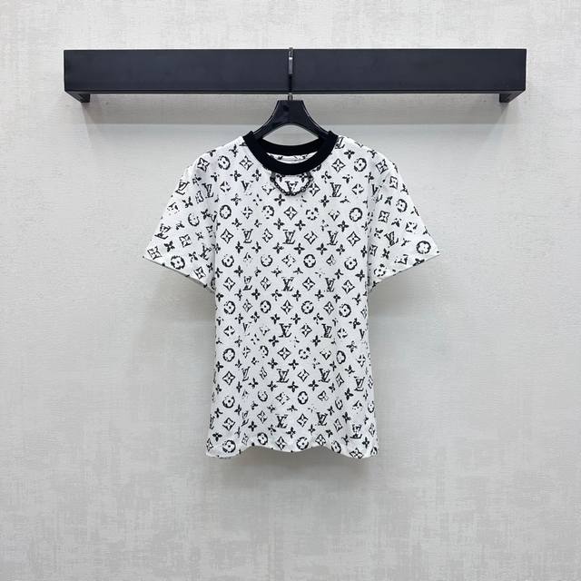 Louis Vuitto*2025新品上架 印花链条圆领 定制Yb进口全棉材质 舒适透气 通体标志性四叶草元素字母印花图案 彰显品牌调性 包边领前点缀徽标链条装