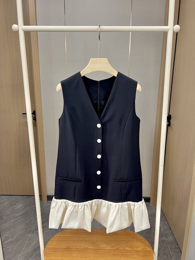 新品上架蓬松小黑裙 经典又时髦的撞色搭配 整体采用西装马甲式造型和面料 直筒宽松版型完全不挑身材 下摆拼接立体缎面光感作为裙摆材料 超级有质感和精致度 放在衣柜