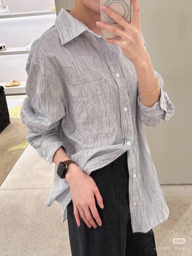 25New肌理褶皱衬衫Paula’S系列太好看啦～搭配同系列背心裙可做Cp穿搭Ootd！ 独家定制进口Yb棉麻材质，翻领宽松长袖衬衫版型，男女同款都可以轻松驾驭