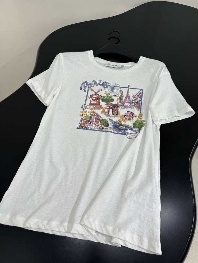 25新品棉质印花T恤 采用白色棉质平纹针织面料制作 饰以建筑图案和Paris英文印花 罗纹领口、袖口和下摆 落肩设计 休闲单品 ：白色 ：