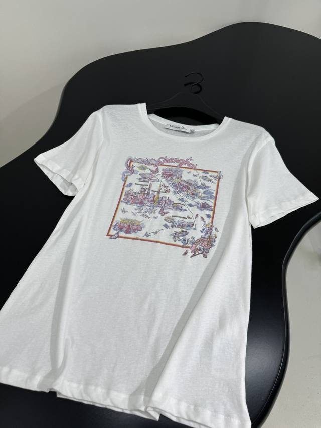 25新品棉质印花T恤 采用白色棉质平纹针织面料制作 饰以建筑图案和Shanghai英文印花 罗纹领口、袖口和下摆 落肩设计 休闲单品 ：白色 ：