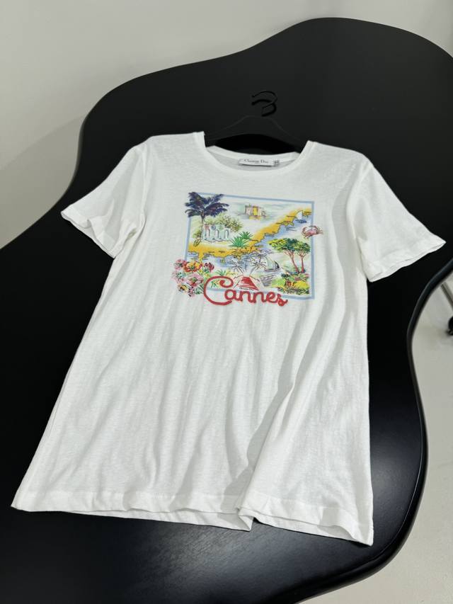25新品棉质印花T恤 采用白色棉质平纹针织面料制作 饰以假日图案和Canes英文印花 罗纹领口、袖口和下摆 落肩设计 休闲单品 ：白色 ：