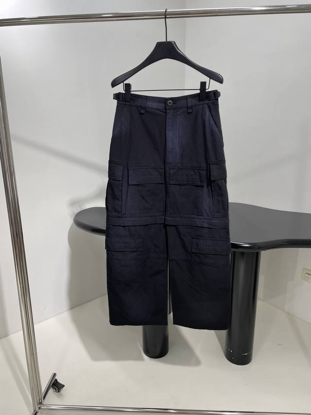 新品Flared Cargo结构拼接工装长裙 定制暗格纹棉布大号版型剪裁，正面背面各设有2个魔术贴翻盖口袋 侧面设有2个腰带袢，可调节腰围 膝盖设有1条拉链，可