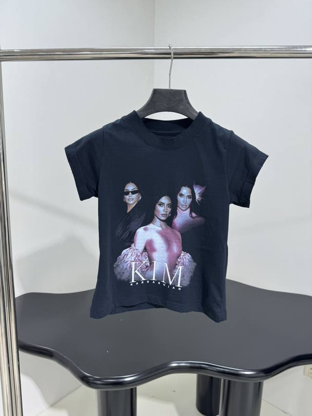 新品Kim Kardashian明星系列 修身 女款 T恤 同源平纹纱线针织面料 定制定染 正面饰Kim Kardashian明星 术作品印花，背面饰以签名印花