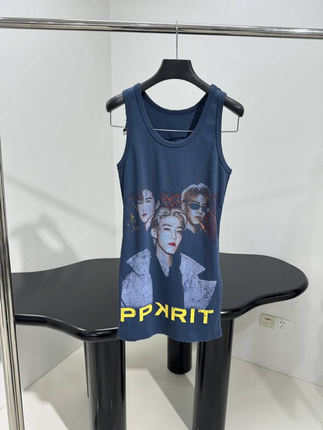 新品Pp Krit弹力背心 弹力针织面料 定制定染 正面饰以Pp Krit艺术作品印花，背面饰以签名印花 拔印 成衣洗水做旧 男女同款 独家对版对色定制～ 收到